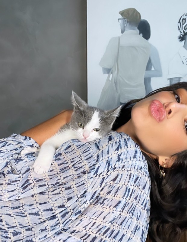 Luana Marquezine e Bruna Marquezine com sua gatinha Mia (Foto: Reprodução/Instagram)