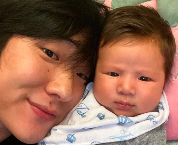  Pyong Lee e o filho, Jake (Foto: Reprodução/Instagram)