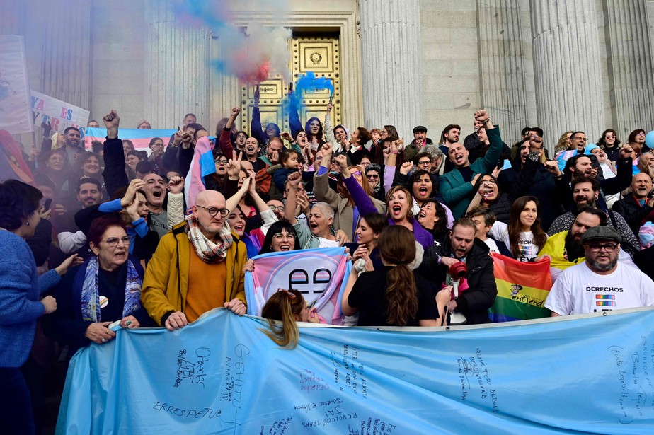 Ativistas comemoram aprovação da Lei Trans em Madri, na Espanha