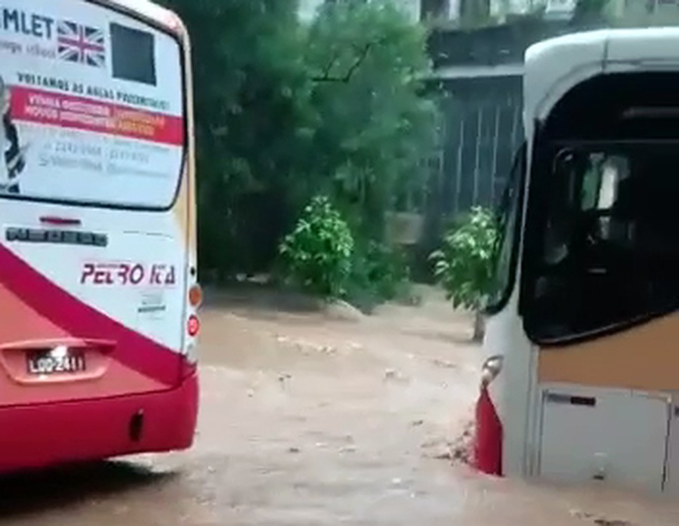 Enxurrada que arrastaria os ônibus foi aumentando aos poucos — Foto: Reprodução/TV Globo