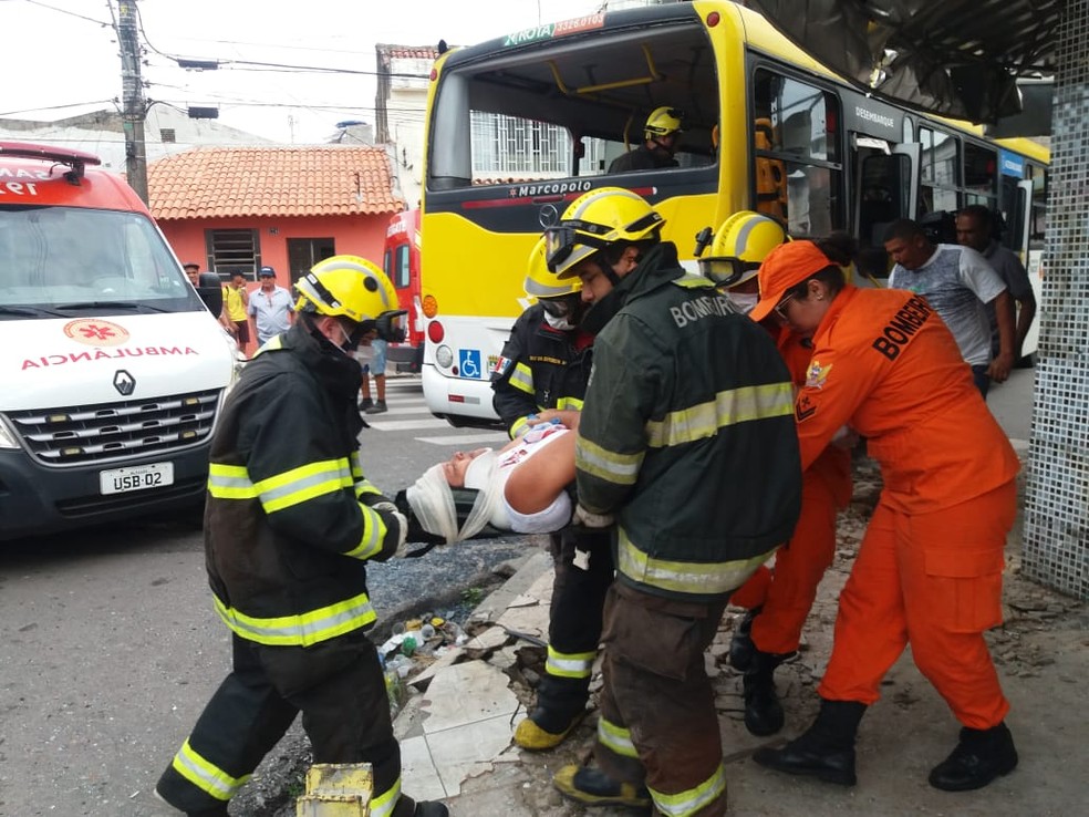 Pelo menos cinco pessoas ficaram feridas e foram socorridas pelos Bombeiros — Foto: Heliana Gonçalves/TV Gazeta