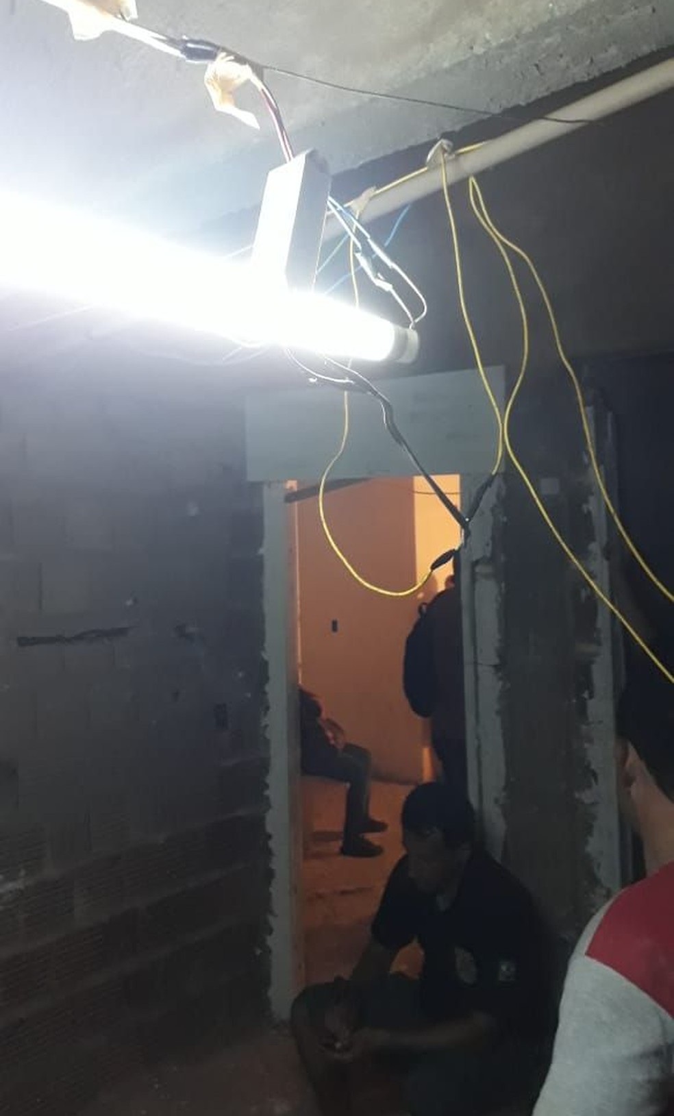 12 homens são encontrados em condições análogas a de escravo em prédio abandonado em Fortaleza. (Foto: André Alencar/TV Verdes Mares)