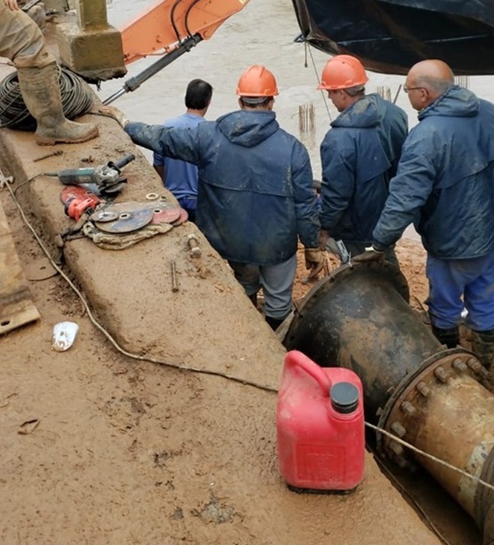 Equipes trabalham no conserto da adutora que rompeu pela segunda vez. — Foto: Prefeitura de Gravataí/Divulgação