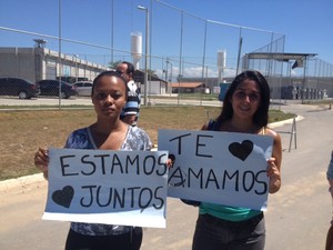 Amigas de Vinícius Romão o aguardaram na saída da cadeia pública em São Gonçalo (Foto: Guilherme Brito/G1)