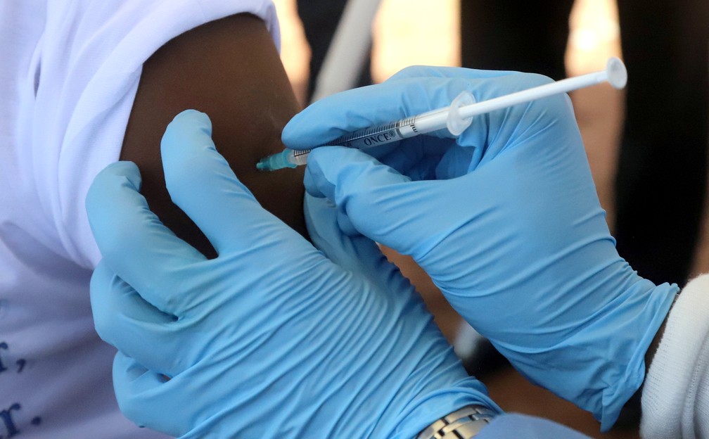 Vacina contra o Ebola Ã© dada na cidade de Mbandaka, na RepÃºblica DemocrÃ¡tica do Congo â€” Foto:  REUTERS/Kenny Katombe/File Photo