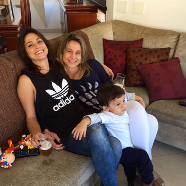 Fernanda Gentil com a namorada e o filho (Foto: Reprodução)