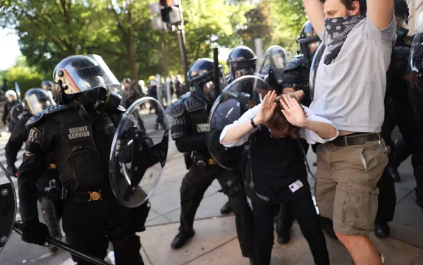  Integrantes do Serviço Secreto enfrentam manifestantes durante protesto pela morte de George Floyd nas proximidades da Casa Branca, em Washington, na segunda-feira (1) — Foto: Reuters/Jonathan Ernst 
