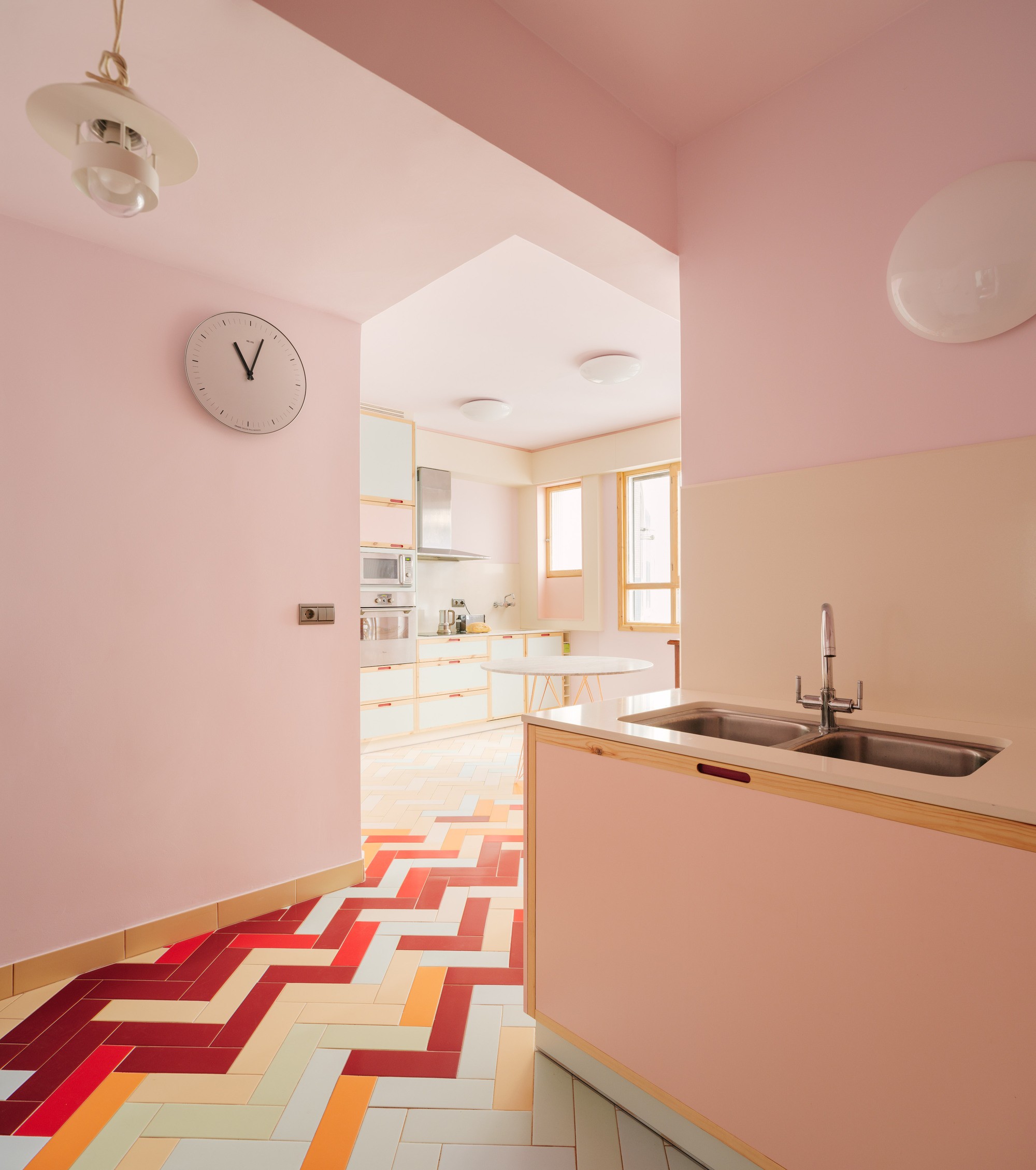 Décor do dia: cozinha rosa com piso colorido (Foto: Luis Diaz Diaz/Divulgação)