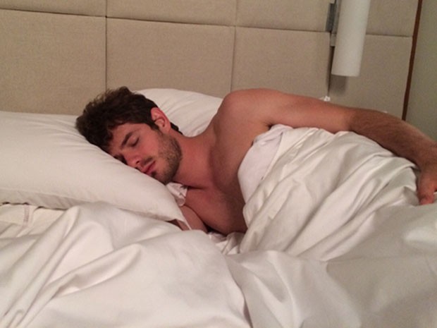 Benjamin na cama após passar noite com a ex (Foto: TV Globo)