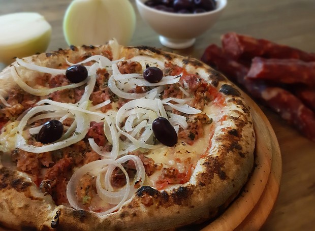 Receita de pizza com muçarela e calabresa veganas, cebola e azeitona (Foto: Eric Munhoes / Divulgação)