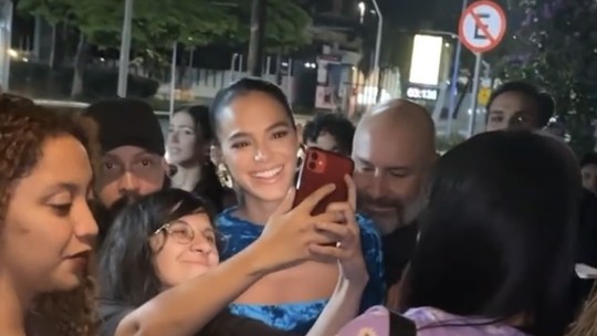 Após ir ao Lollapalloza, Bruna Marquezine é cercada por fãs na chegada à festa de Anitta; cantora posta com dia amanhecendo