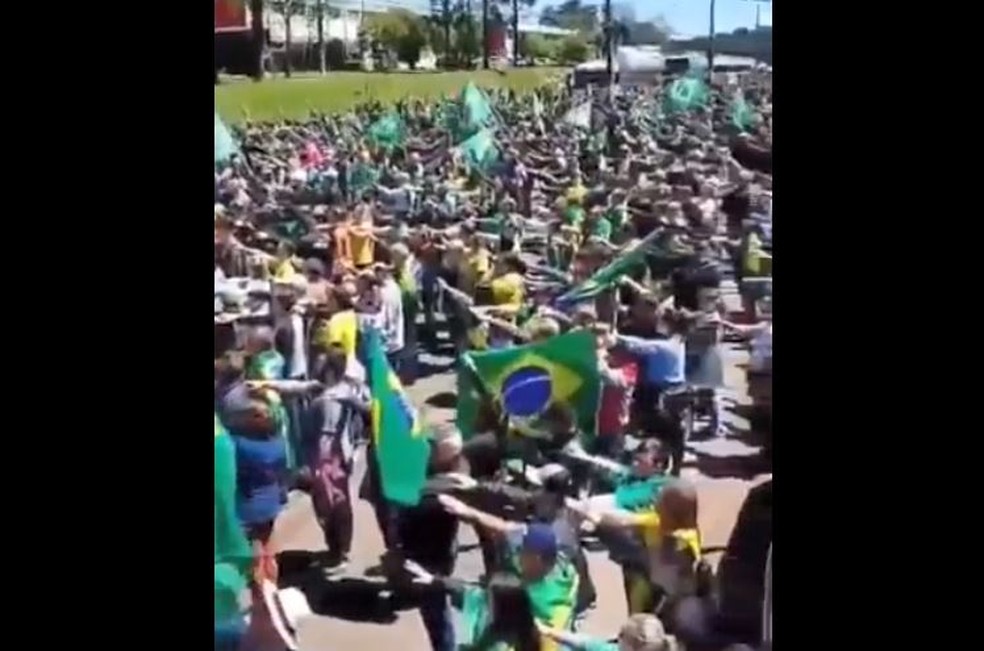 Gesto nazista é repetido por centenas de pessoas em São Miguel do Oeste (SC) — Foto: Reprodução