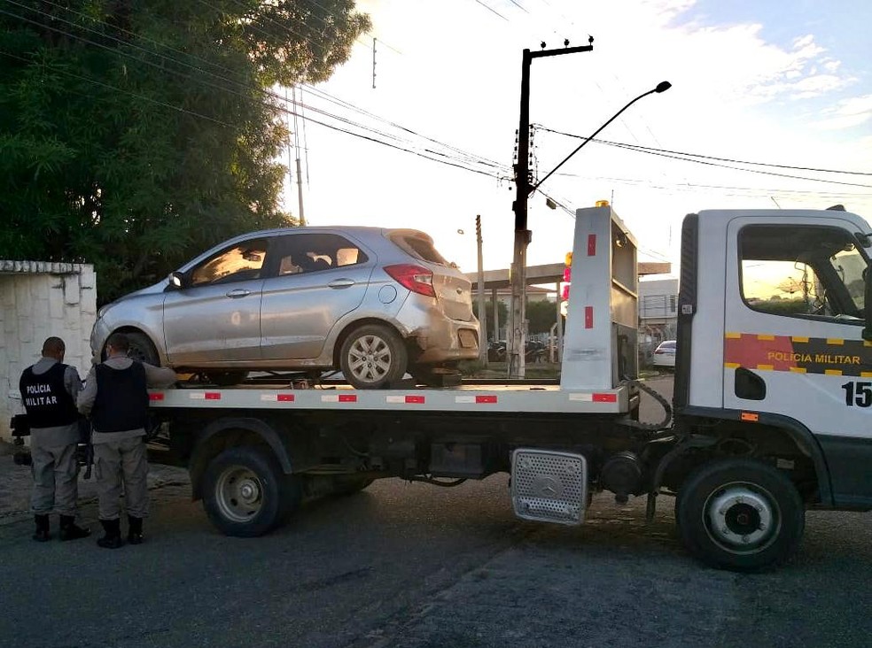Dois carros e material usado para explodir bancos são apreendidos, em Sousa, no Sertão da PB  — Foto: Divulgação/Polícia Militar