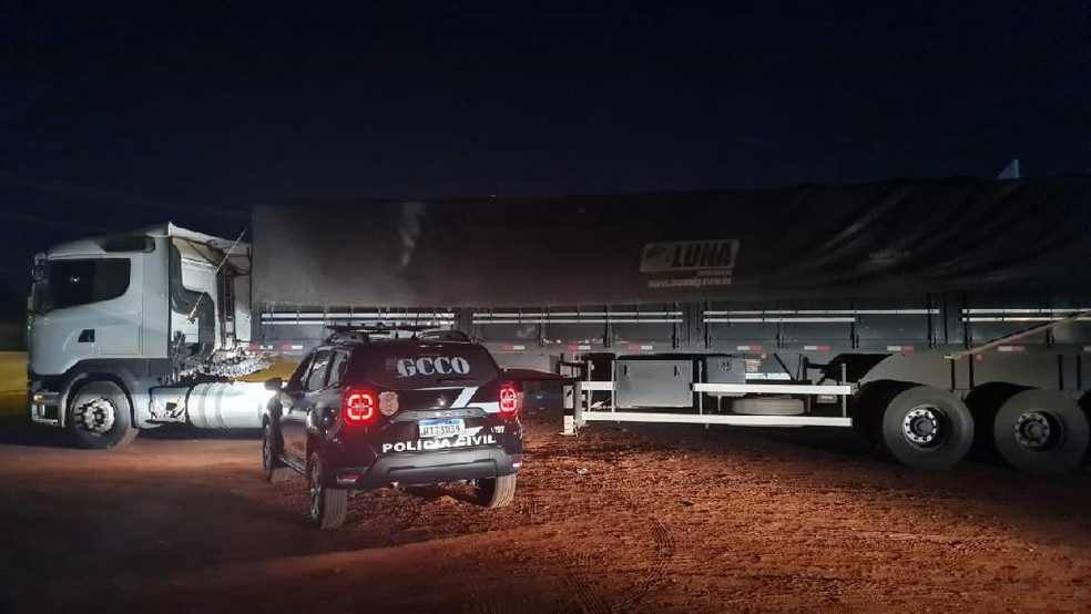 Carreta com carga de 39 toneladas de sal roubada em rodovia de MT  recuperada pela Polcia Civil  Foto: GCCO/MT