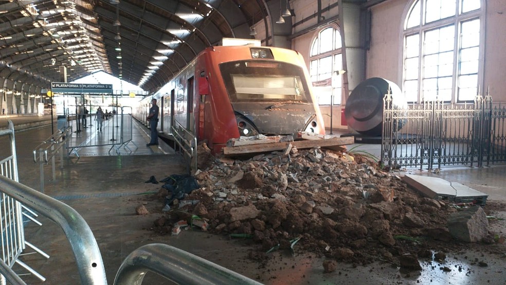 Acidente. Trem da linha 8 bate em contenção na Estação Julio Prestes, no Centro — Foto: Diário do Transporte/Reprodução