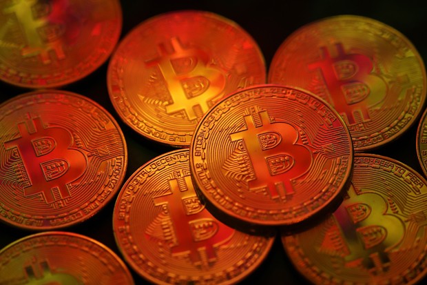 O bitcoin é a mais popular de mais de mil criptomoedas atualmente online (Foto: Dan Kitwood/Getty Images)