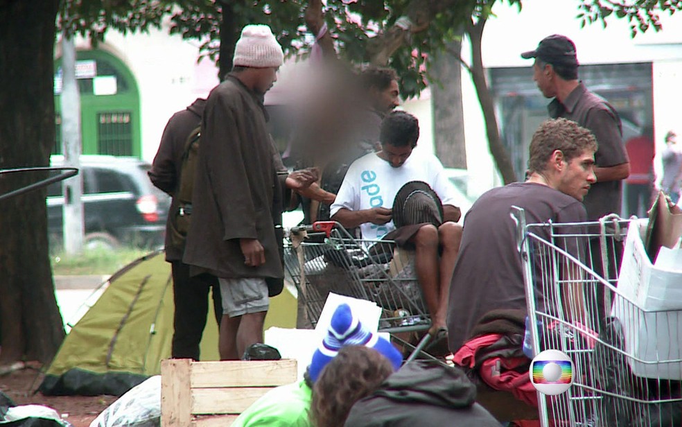 Usuários de drogas estão na Praça Princesa Isabel (Foto: TV Globo/Reprodução)