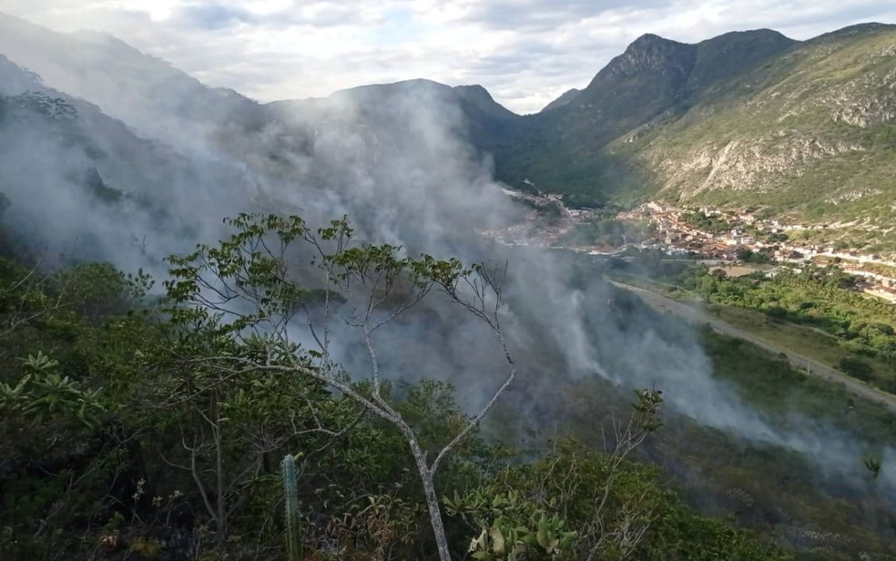 Incêndio atinge serra da Cachoeira do Anibal, no norte da Bahia — Foto: 9º Grupamento de Bombeiros de Juazeiro