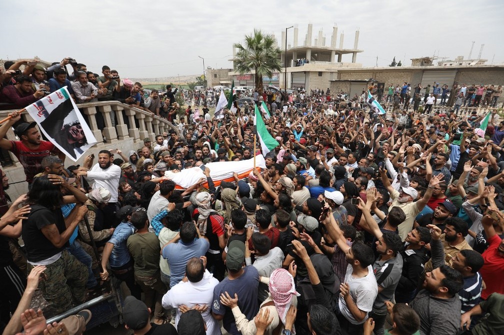 Funeral no domingo (9) para homenagear uma das vÃ­timas dos sucessivos bombardeios no norte da SÃ­ria â€” Foto: Omar Haj Kadour/AFP