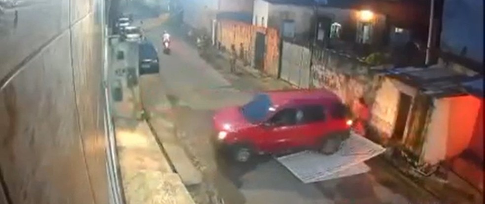 Veículo atropela crianças em Manaus — Foto: Reprodução