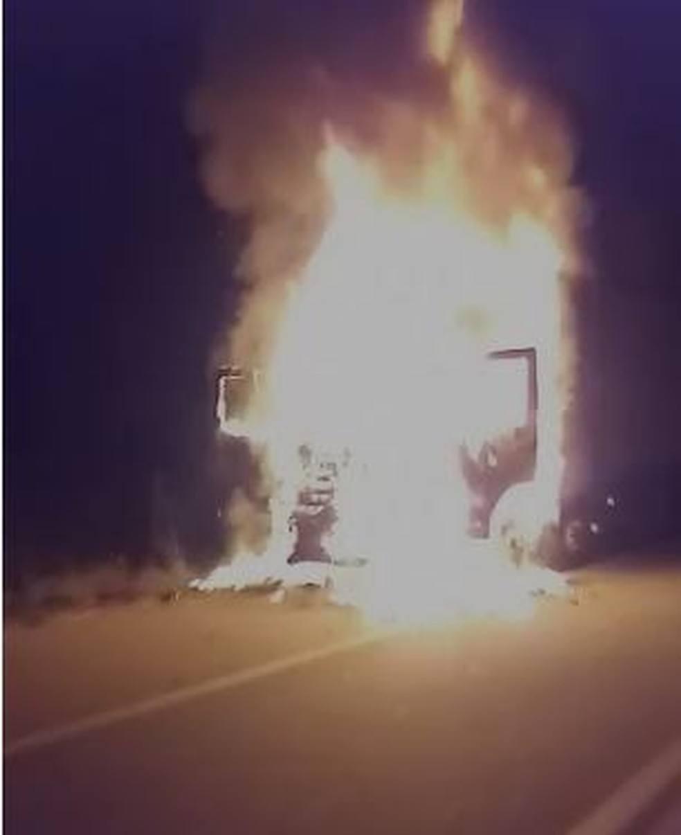 Caminhão é incendiado no quilômetro 77, da BR-222, em São Luís do Curu, na madrugada desta sexta-feira (27). — Foto: Reprodução