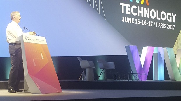 Eric Schmidt, CEO da Alphabet (Google), no palco do VivaTech (Foto: Reprodução)