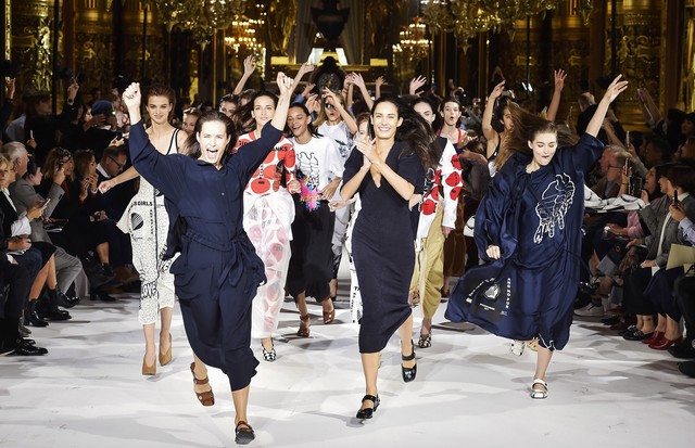 PARIS, FRANCE - OCTOBER 03:  Models walk the runway at the Stella McCartney Spring Summer 2017 fashion show during Paris Fashion Week on October 3, 2016 in Paris, France.  (Photo by Catwalking/Getty Images) (Foto: Getty Images)