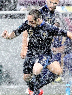 Ribery na partida da França contra a Ucrânia com chuva (Foto: EFE)