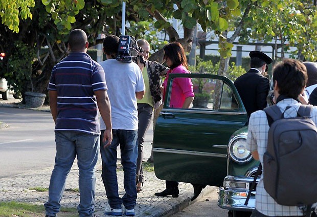 Angélica e Malu Mader chegam em carro antigo (Foto: JC Pereira/AgNews)