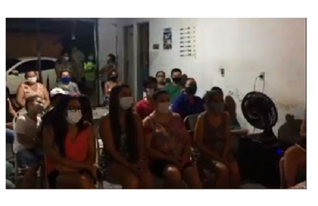 Família de Vyni se reuniu numa garagem humilde para torcer  (Foto: Reprodução)