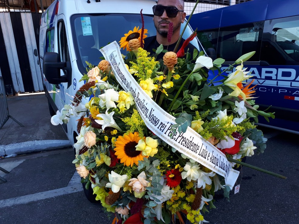 Presidente Lula (PT) e primeira-dama Janja enviam coroa de flores para velório do Rei Pelé na Vila Belmiro, em Santos — Foto: Rodrigo Nardelli/g1 