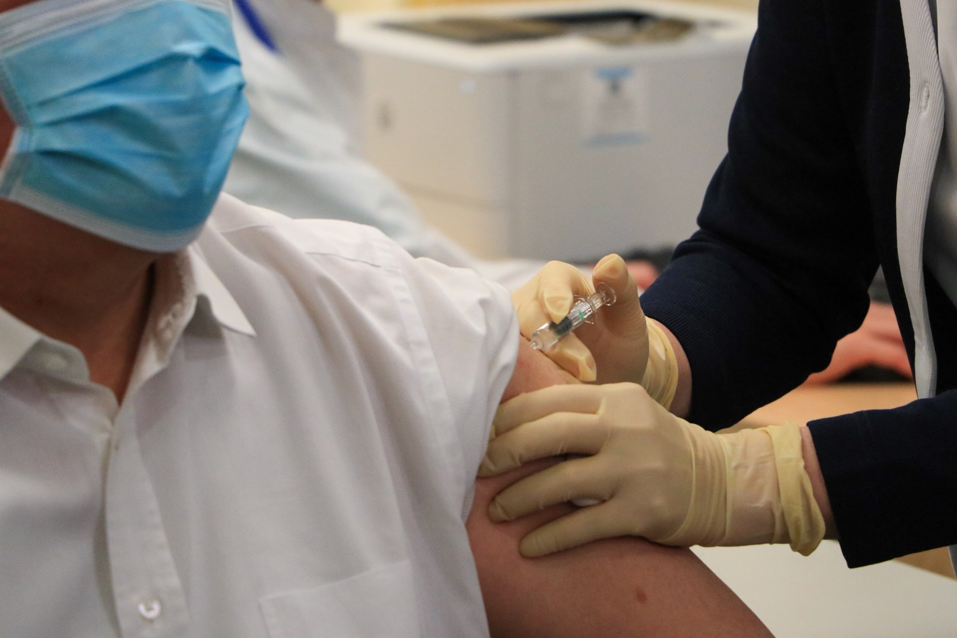 Testes em humanos com o imunizante da empresa Sichuan Clover foram aprovados no Brasil pela Agência Nacional de Vigilância Sanitária (Anvisa) na última sexta-feira (16) (Foto: Macau Photo Agency/Unsplash)