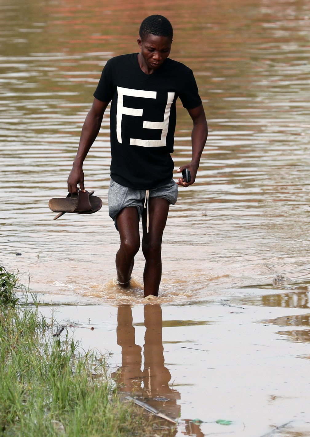 Um homem caminha por uma via inundada depois da passagem do ciclone Kenneth, na cidade de Pemba, em Moçambique, nesta segunda (29). — Foto: Mike Hutchings/Reuters