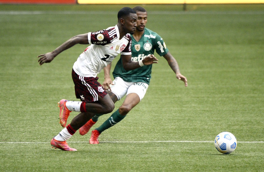 Ramon, do Flamengo, em a&ccedil;&atilde;o contra o Palmeiras &mdash; Foto: Marco Ribolli