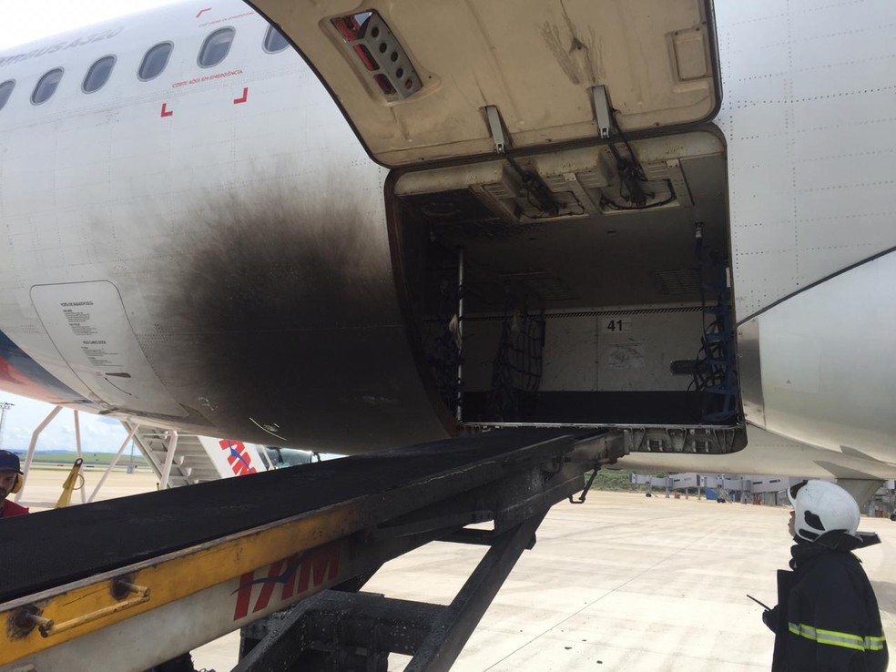 Chamas em equipamento de bagagens causaram susto no Aeroporto de Confins.    — Foto: Reprodução/Redes sociais