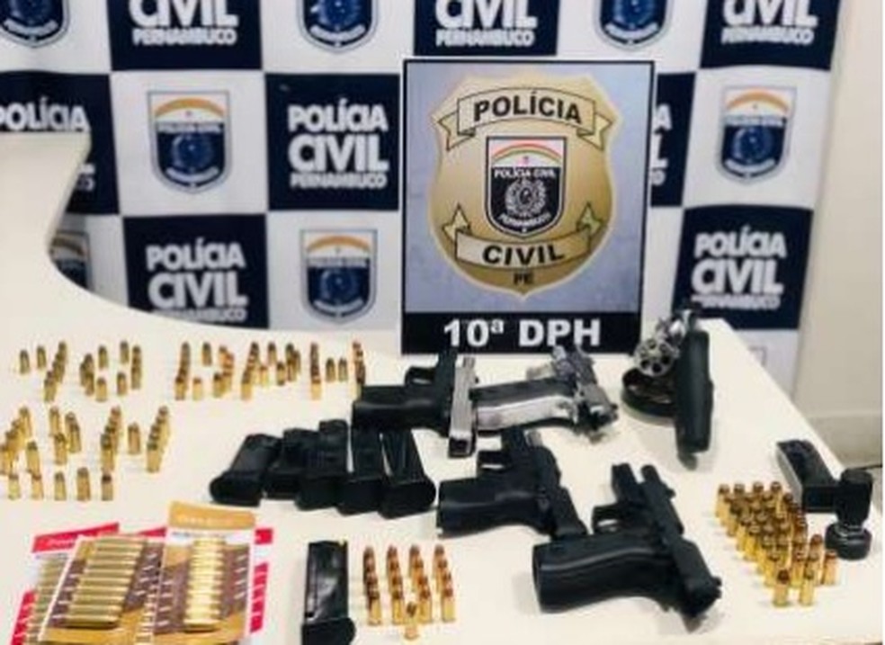 Armas foram apreendidas na operação que capturou suspeitos de assassinar funcionário da Celpe — Foto: Polícia Civil/Divulgação