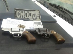 Armas apreendidas com dupla, em frente a presídios (Foto: Divulgação/Batalhão de Choque da PM)