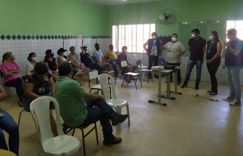 Secretaria de agricultura, CCZ e veterinários realizaram palestras com os criadores da zona rural — Foto: Divulgação PMM