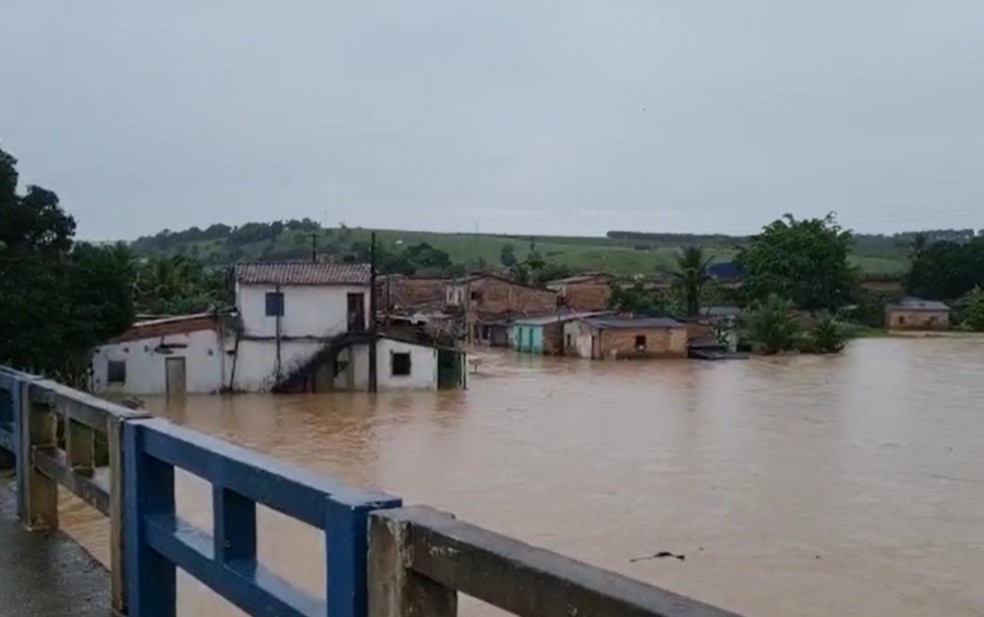 Casas submersas em Itamaraju, no sul da Bahia — Foto: Reprodução/Redes Sociais