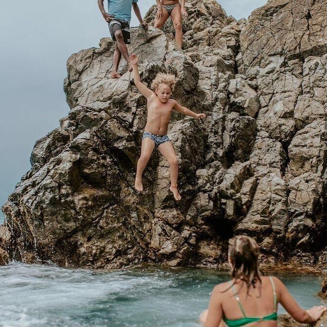  Davi Lucca salta do Buraco do Galego, em Fernando de Noronha (Foto: Reprodução/Instagram)