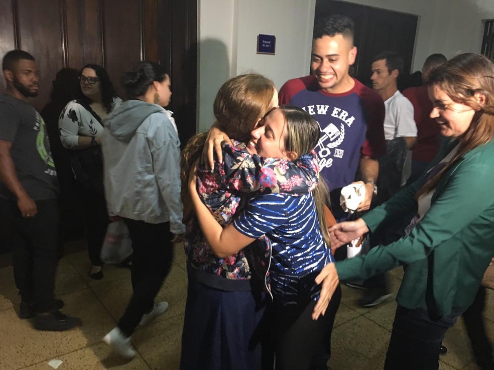 Amigos e familiares de Andreza se abraçam e comemoram resultado do julgamento — Foto: João Souza/ G1