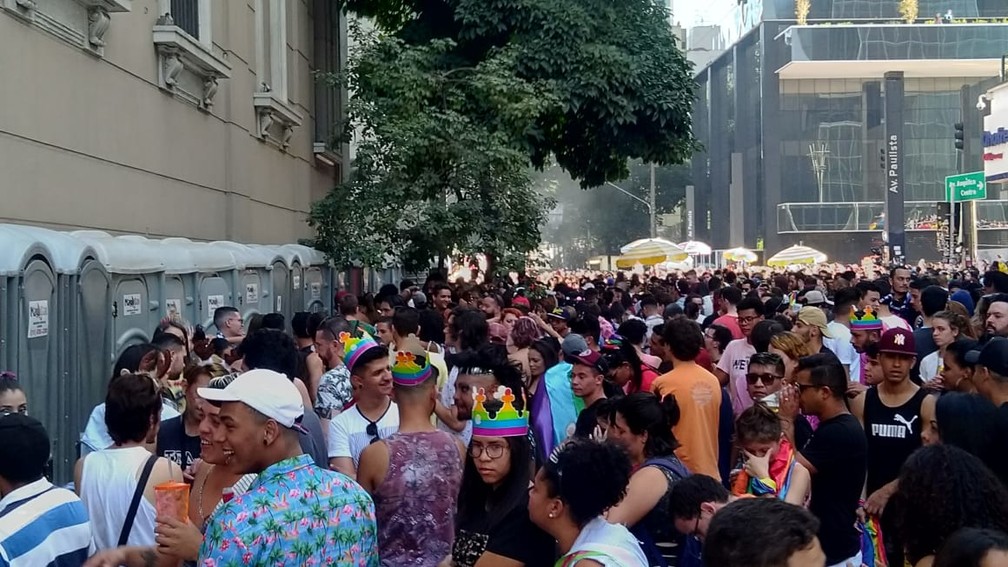 Público enfrenta fila para banheiros químicos na Parada LGBT — Foto: Marina Pinhoni/G1