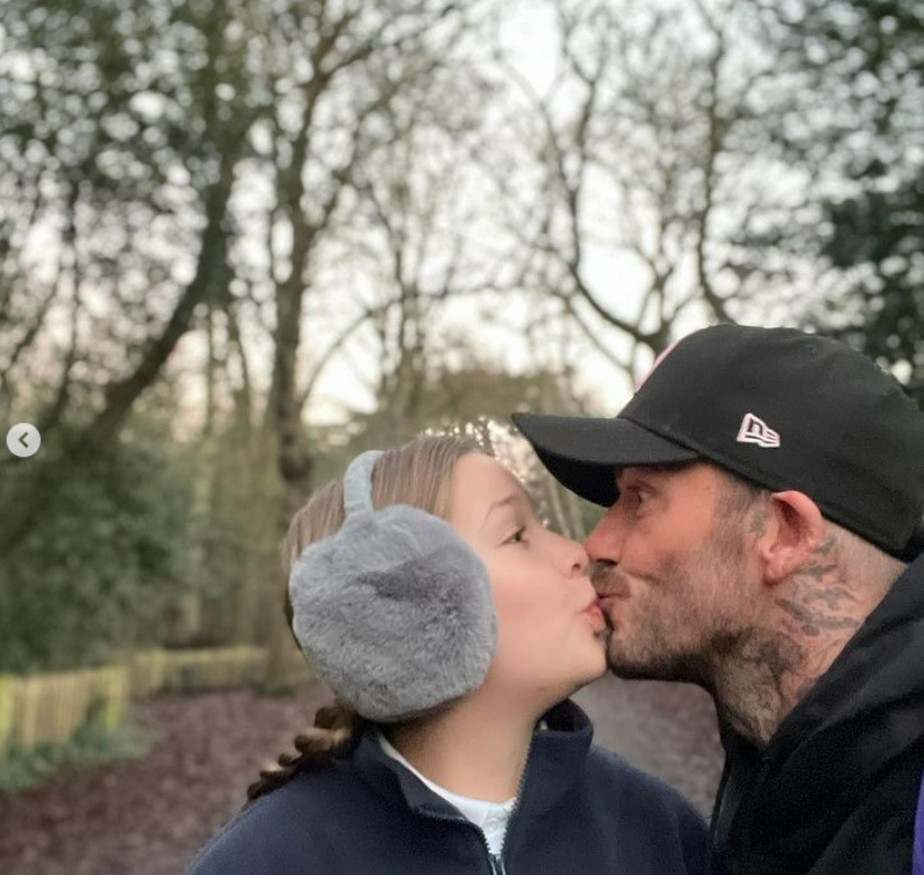 David Beckham é criticado por beijar a filha Harper, 10 anos, na boca