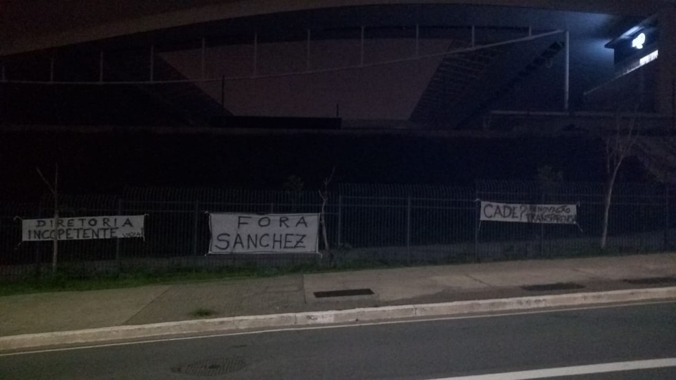 Faixas da torcida do Corinthians na Arena — Foto: Arquivo