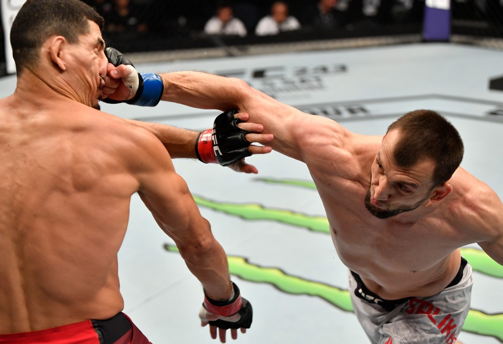 Muslim Salikhov aplica o cruzado que nocauteou Nordine Taleb no UFC 242 â?? Foto: Getty Images
