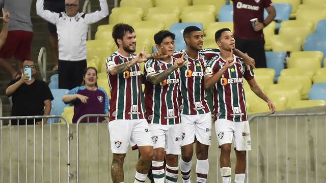 Jogadores do Fluminense comemoram gol de Cano contra o Goiás