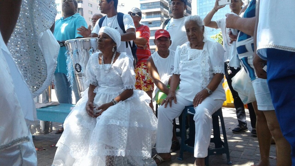 Senhora observa homenagens à Iemanjá na Pajuçara, em Maceió (Foto: Roberta Batista/G1)