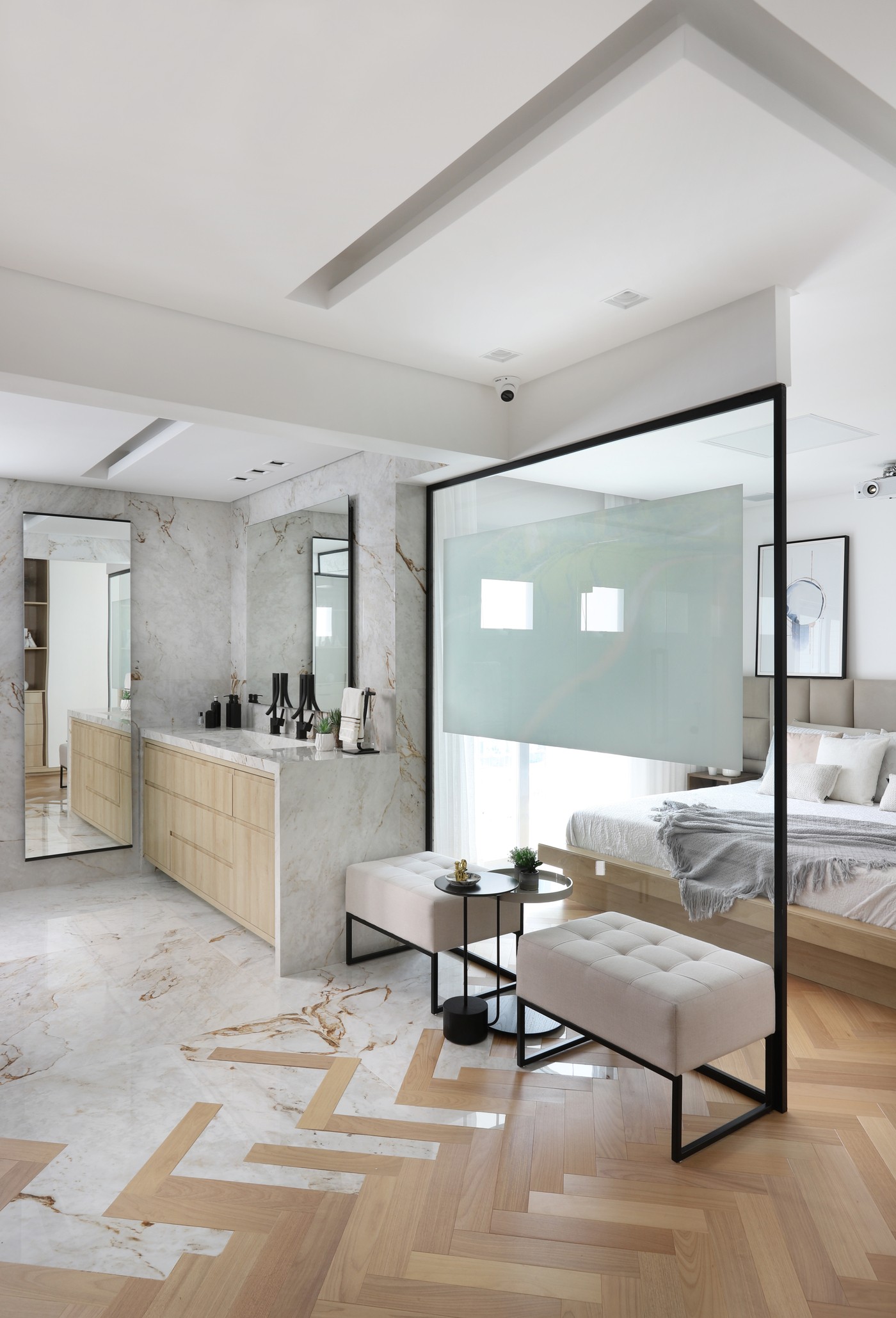 Décor do dia: banheiro integrado ao quarto tem muita luminosidade natural e tons claros (Foto: Mariana Orsi)