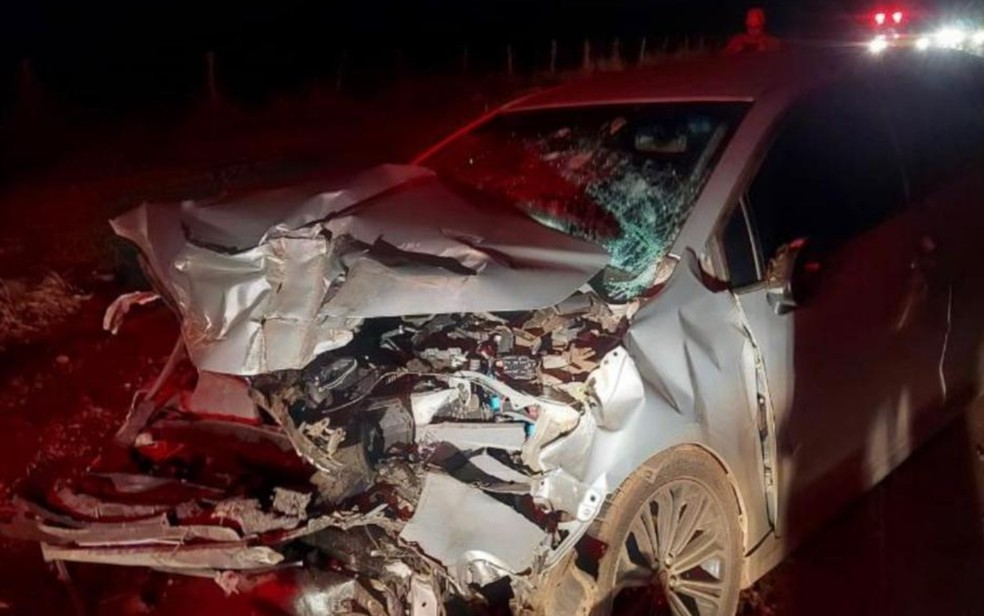 Batida entre carro e caminhão deixou mulher morta, na GO-060, em Trindade, Goiás — Foto: Reprodução