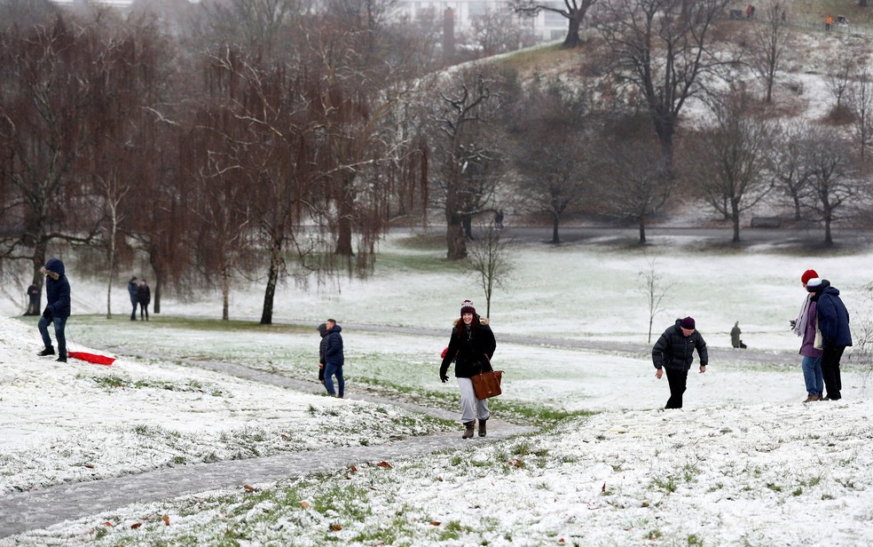 Londrinos e turistas passeiam por Greenwich Park tomado pela neve, em Londres, neste domingo (Foto: Simon Dawson/Reuters)